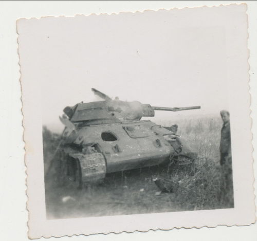 Russischer Panzer tank Wrack T34 mit deutscher Wehrmacht - Original Foto WK2