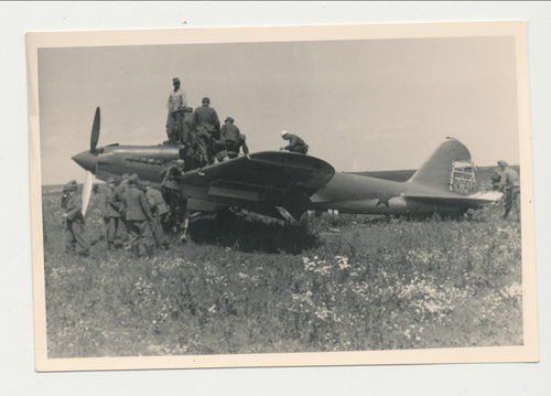 Feindliches Flugzeug Wrack mit Wehrmacht Soldaten Original Foto WK2