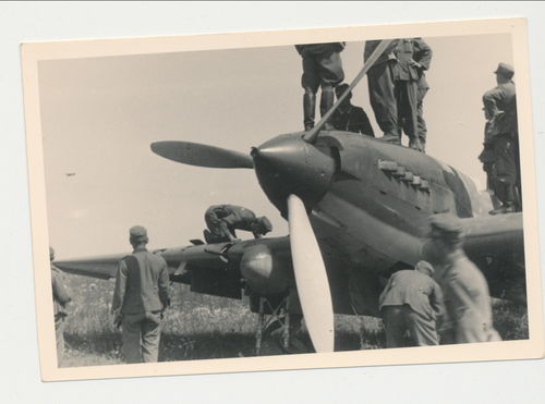 Wehrmacht Soldaten auf Jagdflugzeug zur Besichtigung - Original Foto WK2