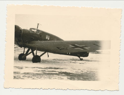 Deutsches Flugzeug Junkers auf Flugplatz - Original Foto WK2