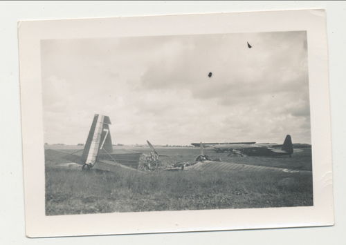 Französische Flugzeug Wracks am Flugplatz Original Foto WK2