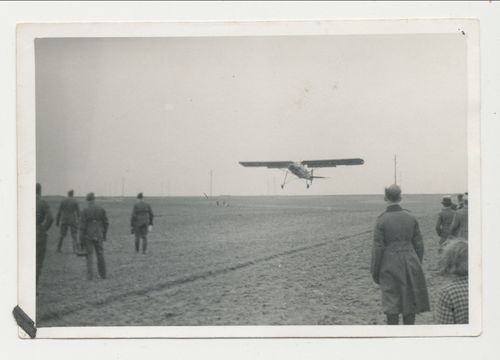Deutsches Flugzeug im Start Hochdecker am Flugplatz Original Foto WK2