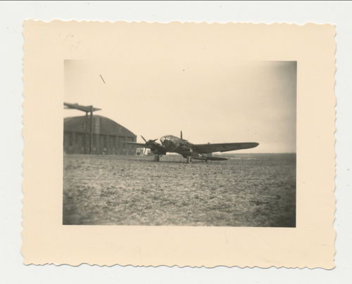 Deutsches Flugzeug Bomber am Flugplatz Original Foto WK2