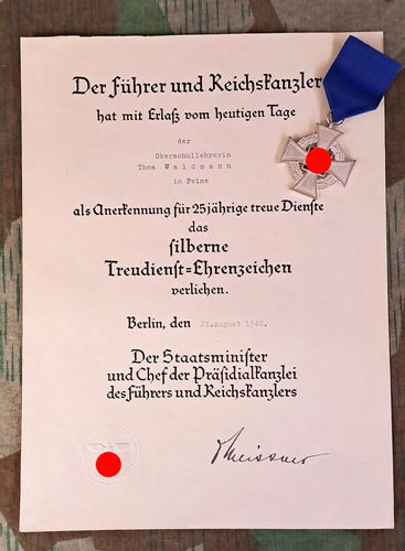 Urkunde & Treudienstabzeichen in Silber für die Schullehrerin Waldmann in Peine 1940