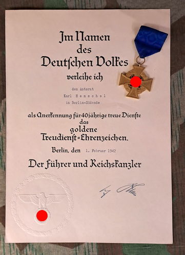 Urkunde & Treudienstabzeichen in GOLD für Amts - Rat Henschel Berlin Südende 1942
