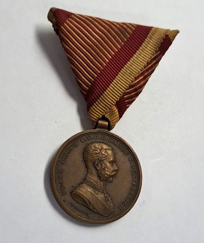Österreich Kaiser Franz Joseph Medaille " Der Tapferkeit " in Bronze am Dreiecksband KuK