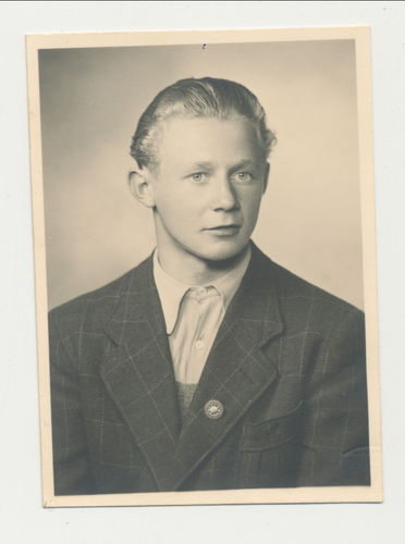 Portrait Foto in Zivil mit Abzeichen Jugend - Alpenverein 3. Reich