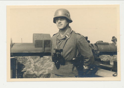 Flak Soldat mit Fernglas Stahlhelm Pistolentasche - Original Foto deutsche Wehrmacht WK2