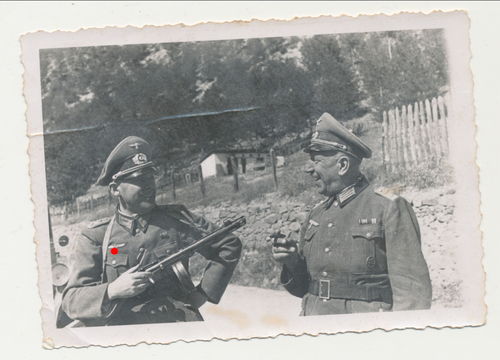 Deutsche Wehrmacht Offiziere mit russischer Beute MP Maschinenpistole - Original Foto WK2