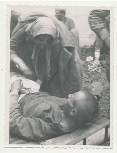 Tod Gefallene & Schlachtfeld verwundeter Russe mit Frau - Original Foto WK2
