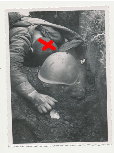 Tod Gefallene & Schlachtfeld gefallener Sowjet Russe Stahlhelm - Original Foto WK2