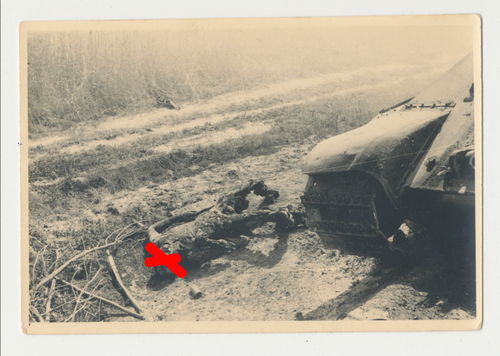 Tod Gefallene & Schlachtfeld gefallener Soldat Feuertod bei Panzer - Original Foto WK2