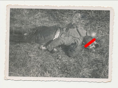 Tod Gefallene & Schlachtfeld gefallener Soldat im Feld - Original Foto WK2