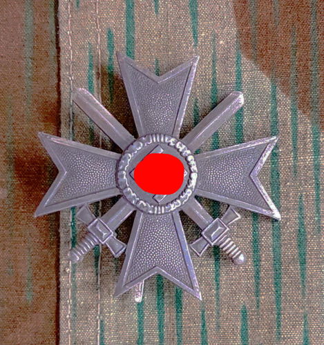 KVK Kriegsverdienstkreuz 1. Klasse mit Schwertern mit Hersteller Punze " 3 "