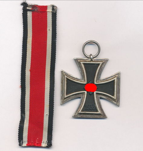 Eisernes Kreuz 2. Klasse 1939 mit Band mit Hersteller Punze "24 " für AG Hanau